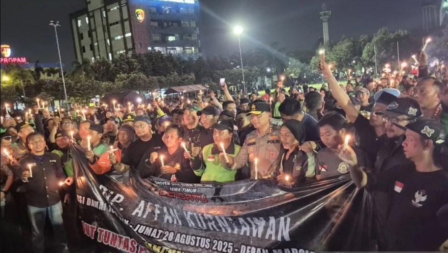 Ratusan Ojol Gelar 1.000 Lilin di Mapolda Jatim untuk Kenang Affan Kurniawan