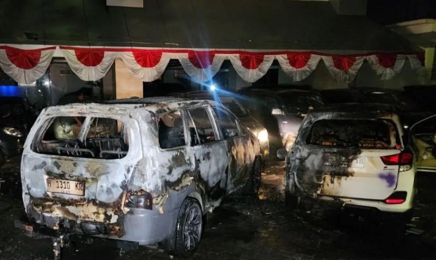 Massa Anarkis Bakar Mobil di Halaman Kantor Gubernur Jawa Tengah Usai Ricuh di Depan Polda