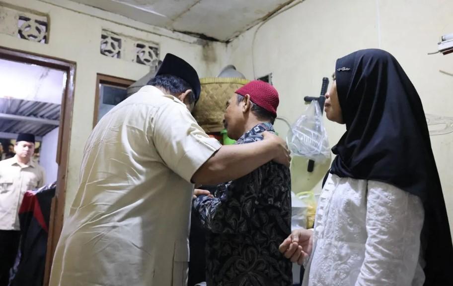 Presiden Prabowo Subianto Bertakziah ke Rumah Duka Affan Kurniawan, Berikan Rumah untuk Ibunda Korban