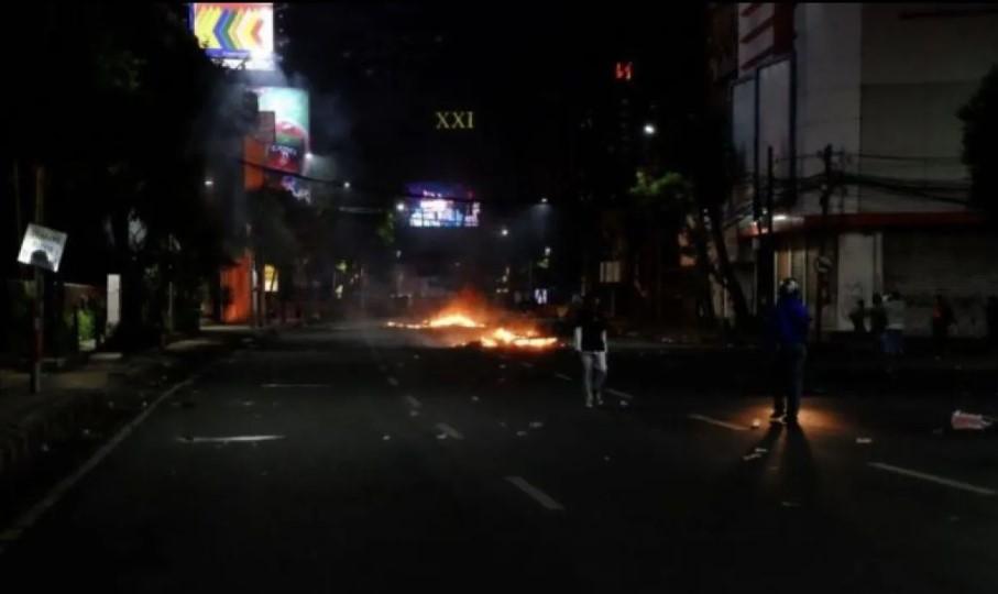 Massa Demo di Surabaya Ricuh, Polisi Tembakkan Gas Air Mata di Sekitar Polsek Tegalsari