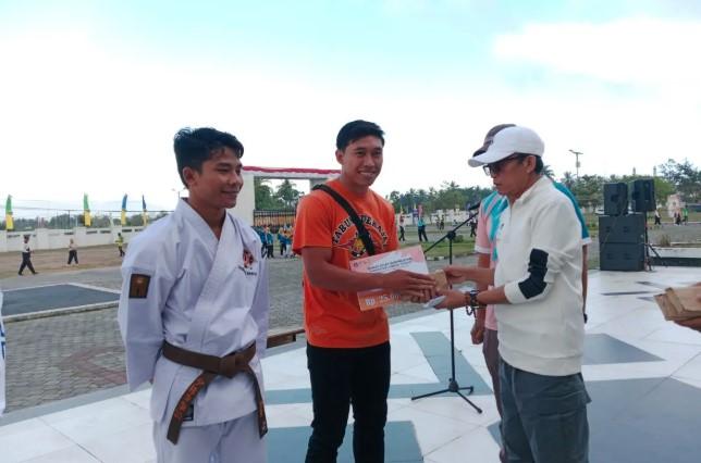 Atlet Peraih Medali PON 2024 dari Lombok Tengah Dapat Bonus, Bupati: Ini Bentuk Apresiasi dan Motivasi