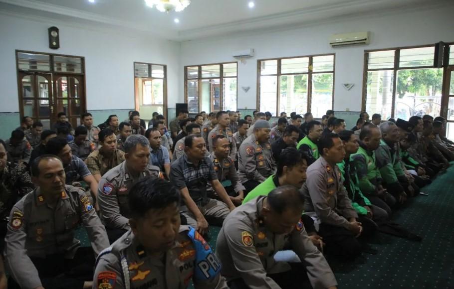 Polres Madiun dan Komunitas Ojol Gelar Shalat Gaib untuk Affan Kurniawan
