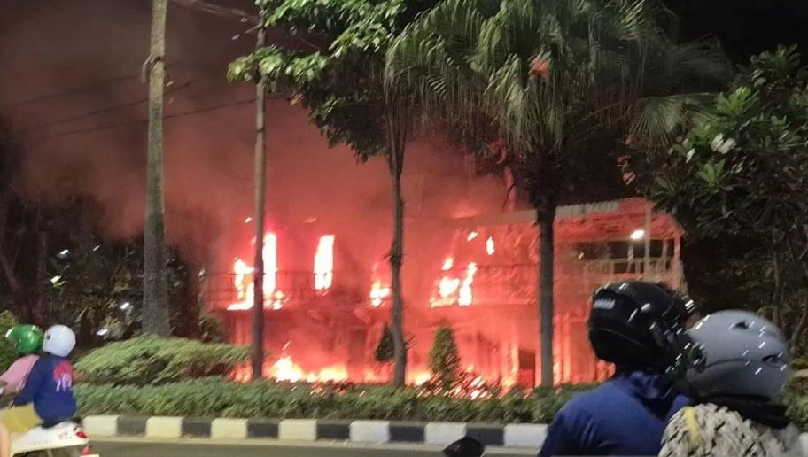 Massa Bakar Sejumlah Pos Polisi di Surabaya, Kapolda Jatim Tegaskan Kericuhan Akan Diinvestigasi