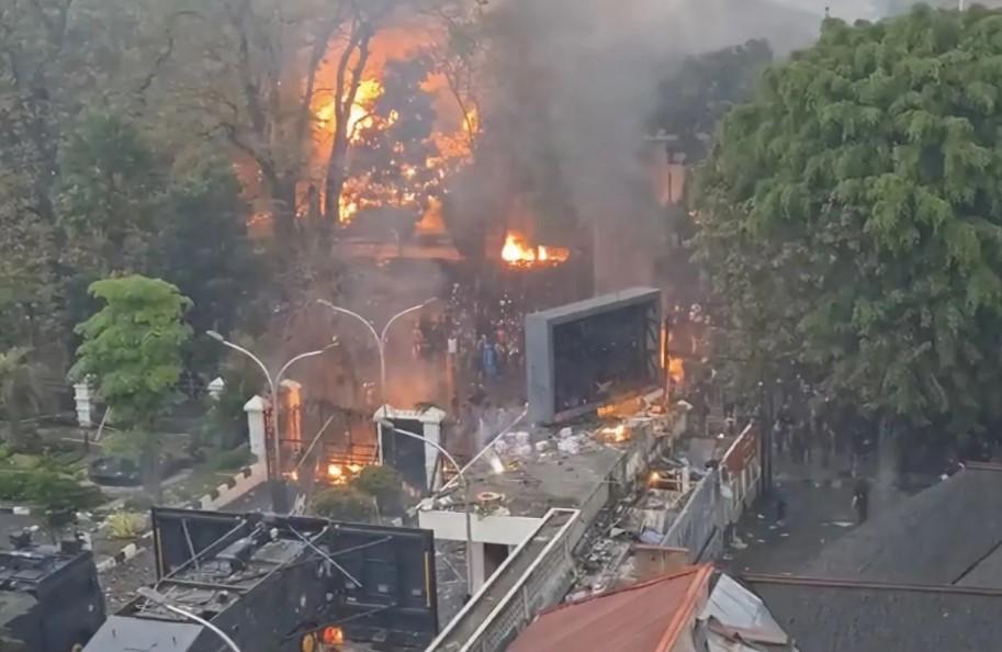 Bangunan Aset MPR RI di Bandung Terbakar Saat Unjuk Rasa Pengemudi Ojek Daring dan Mahasiswa