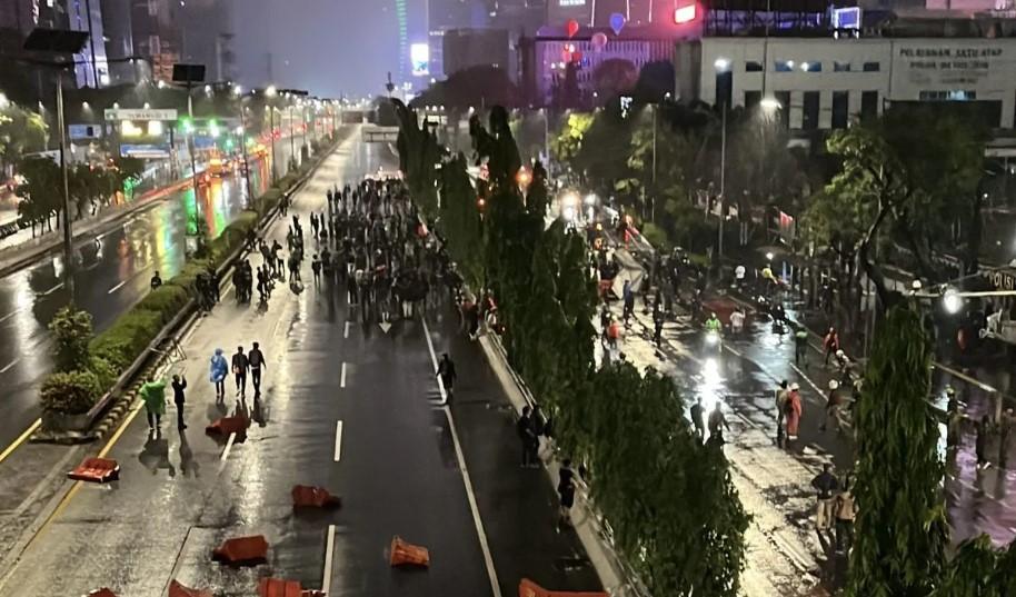 Hujan Deras Membubarkan Massa Demo di Depan Polda Metro Jaya, Aksi Sempat Ricuh