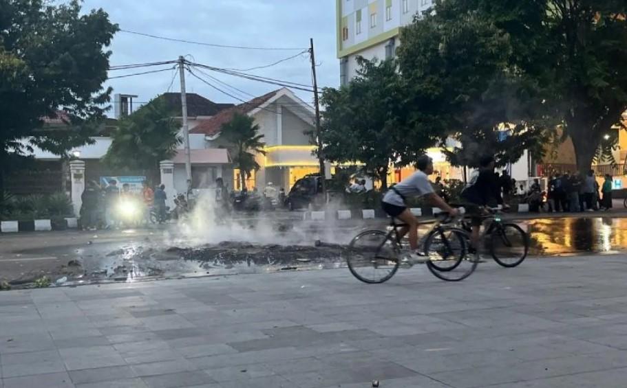 Polisi Bubarkan Aksi Ricuh Massa Ojol dan Pelajar di Solo dengan Gas Air Mata