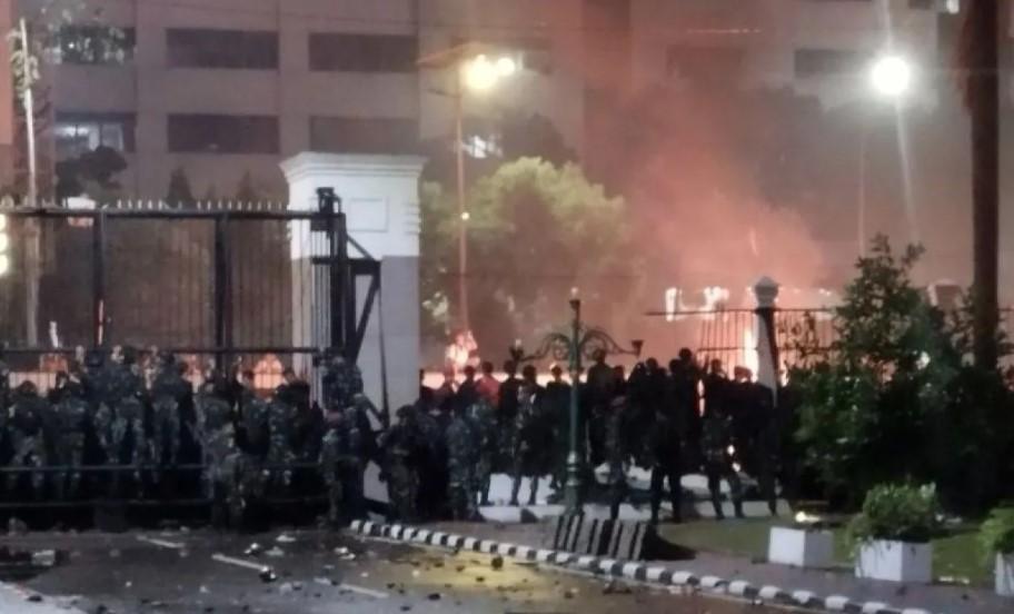 Massa Jebol Pagar Kompleks Parlemen, Aparat TNI-Polri Halau Aksi Hingga Malam Hari