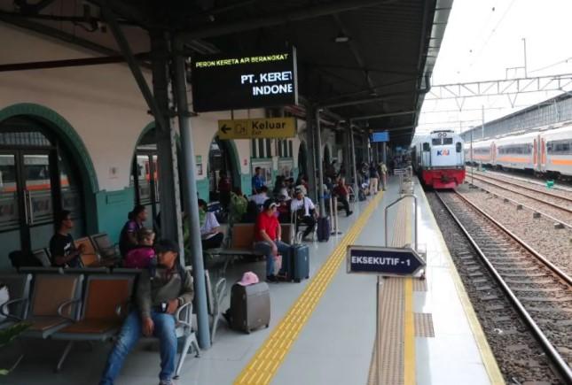 Akses ke Stasiun Pasar Senen Ditutup, 12 Kereta Jarak Jauh Dialihkan Berhenti di Stasiun Jatinegara