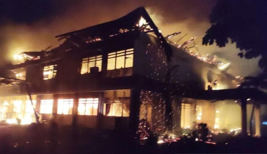 Massa Rusuh di Kediri Bakar Gedung DPRD Setelah Aksi di Mapolres