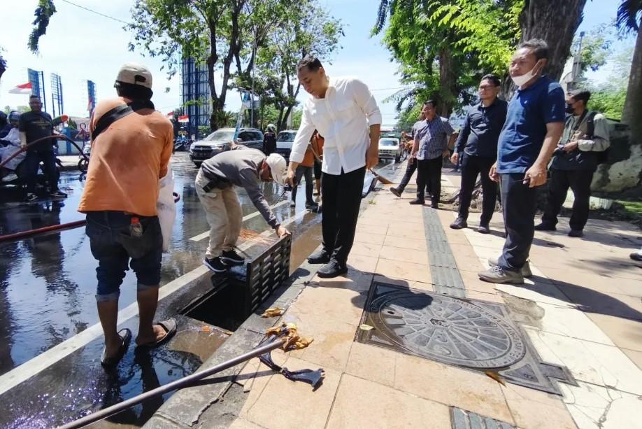 Pemkot Surabaya Gerak Cepat Bersihkan Material Pasca Unjuk Rasa Solidaritas