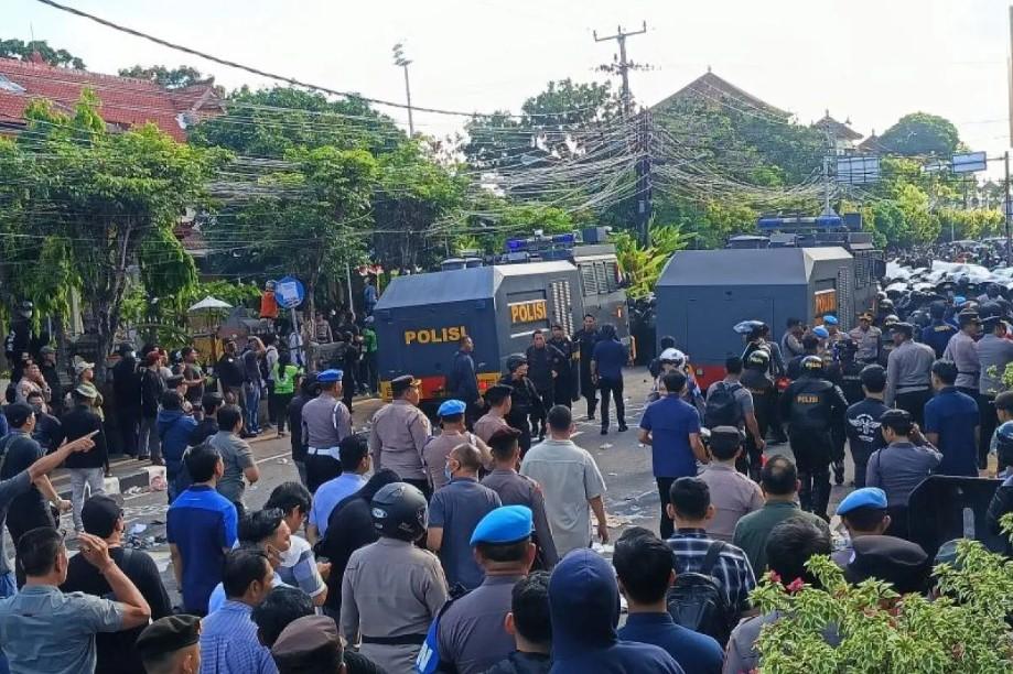 Polisi Tembakkan Gas Air Mata Bubarkan Aksi Ricuh di Depan Mapolda Bali
