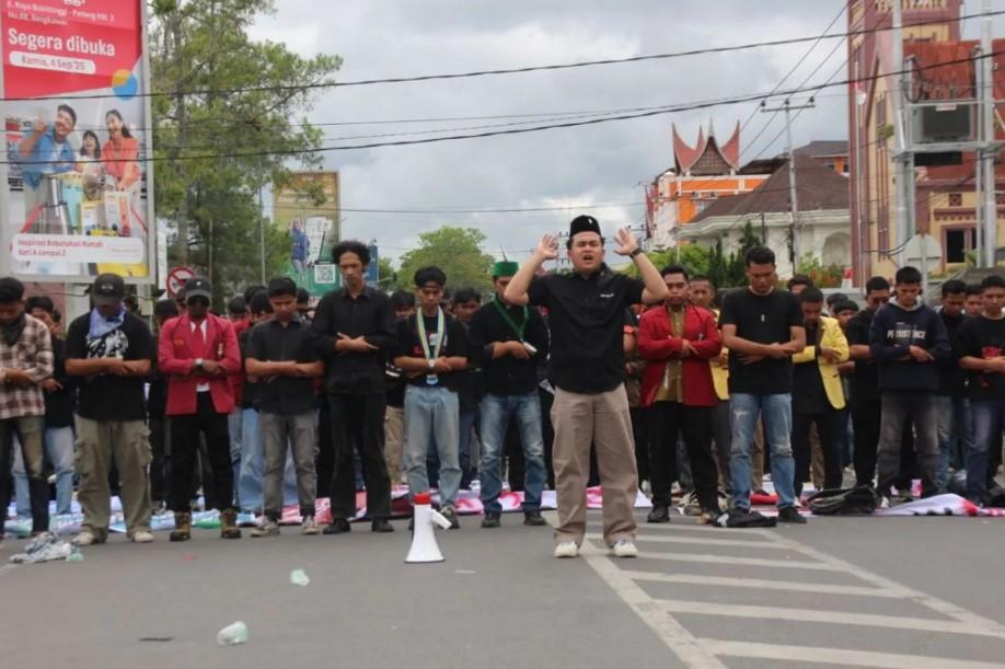 Aksi Damai di Bukittinggi, Massa Gelar Shalat Ghaib dan Sampaikan Tuntutan Solidaritas