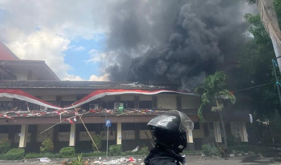 Gedung DPRD Cirebon Dibakar Massa Usai Ricuh di Polresta