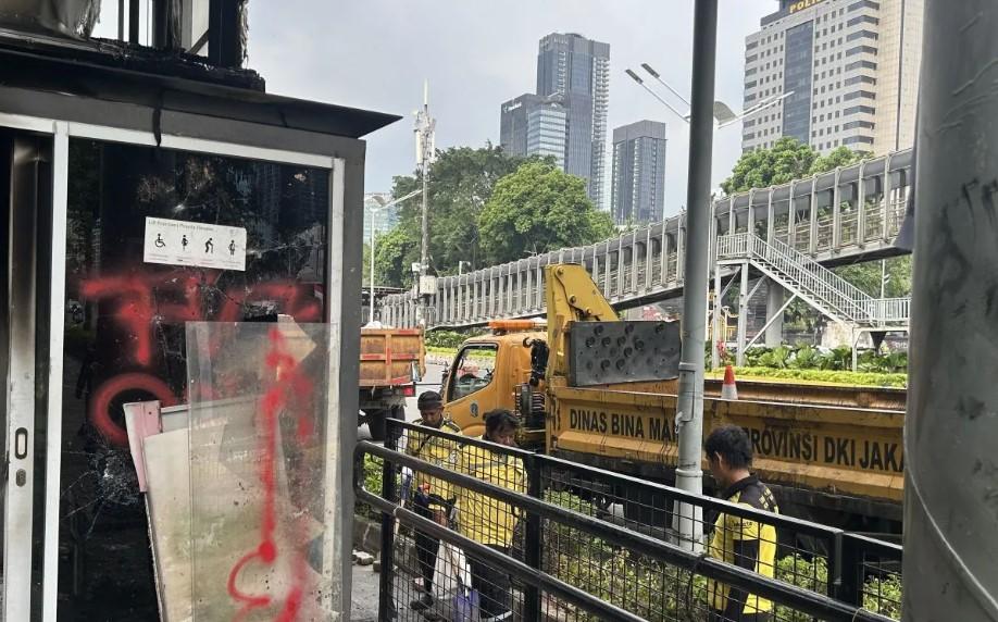 Satgasus Bina Marga Bersihkan Puing Usai Demonstrasi, 16 Halte Transjakarta Rusak dan 6 Dibakar