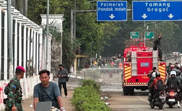 Damkar Semprotkan Air untuk Hilangkan Sisa Gas Air Mata di Kompleks DPR RI