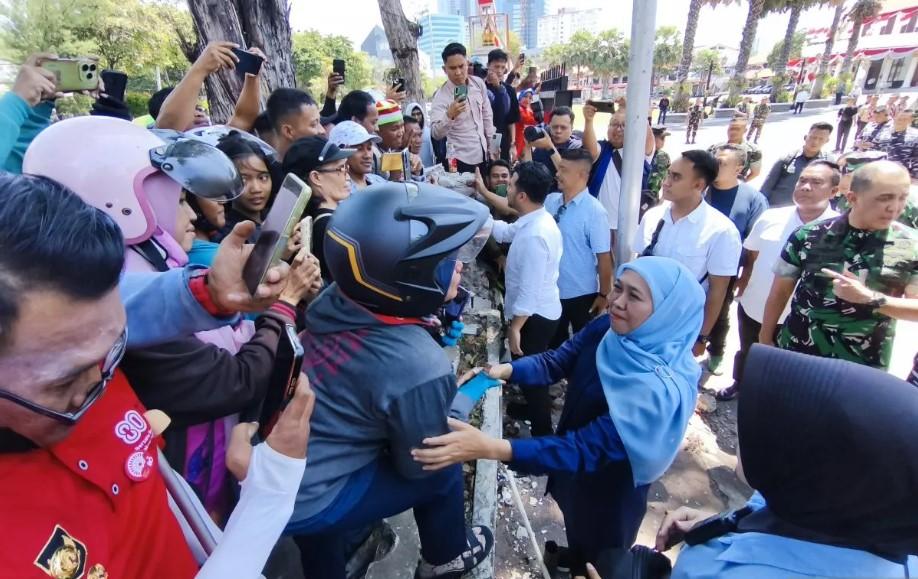 Gubernur Khofifah Ajak Warga Jawa Timur Jaga Ketenteraman di Depan Gedung Negara Grahadi