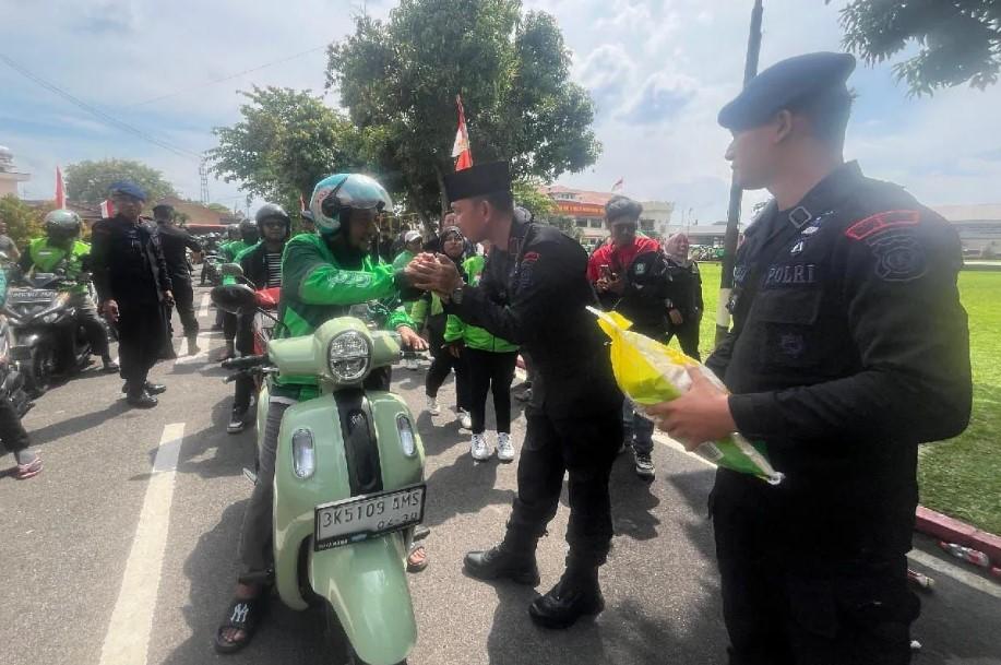 Brimob Polda Sumut Salurkan 1.000 Karung Beras untuk Driver Ojek Online di Medan