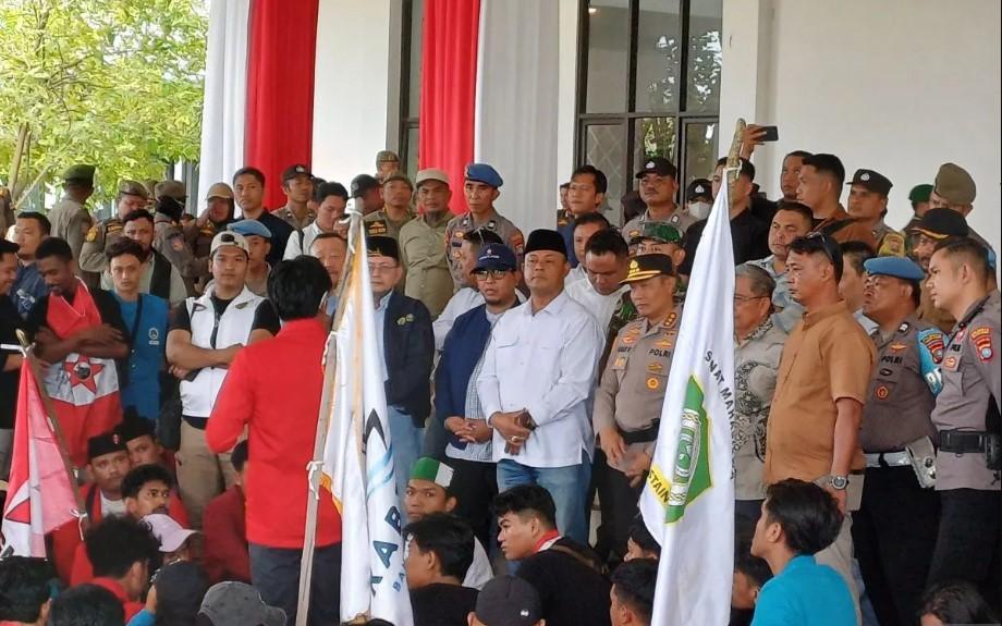 DPRD Kepri Temui Mahasiswa Demo, Siap Serap Aspirasi dan Gelar Sidang Paripurna
