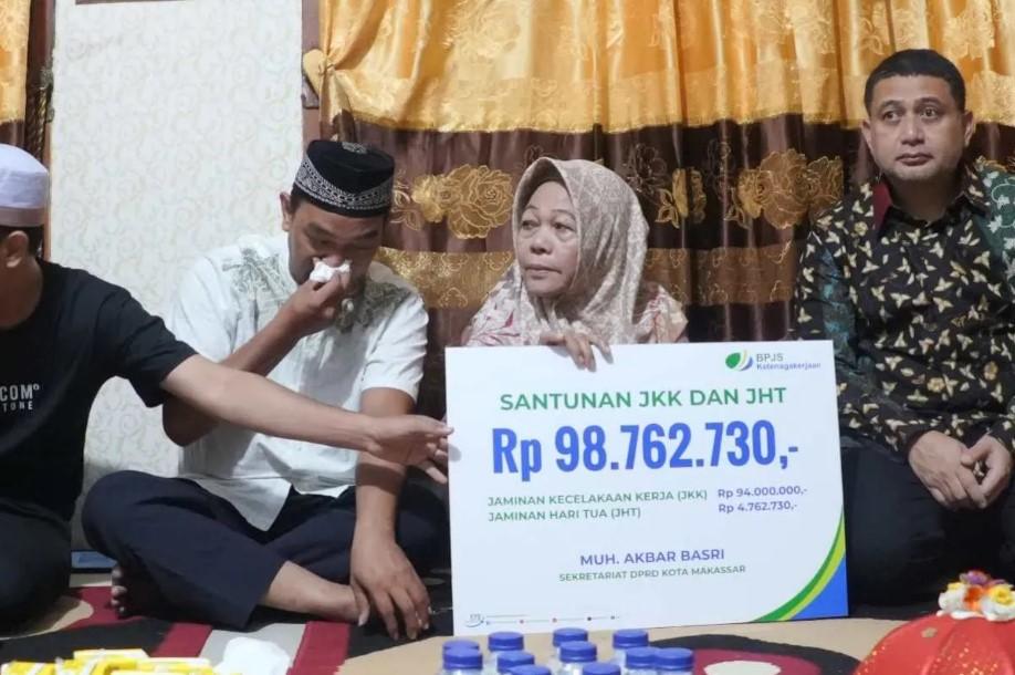 Pemkot Makassar Serahkan Santunan Rp98 Juta untuk Keluarga Korban Tragedi DPRD