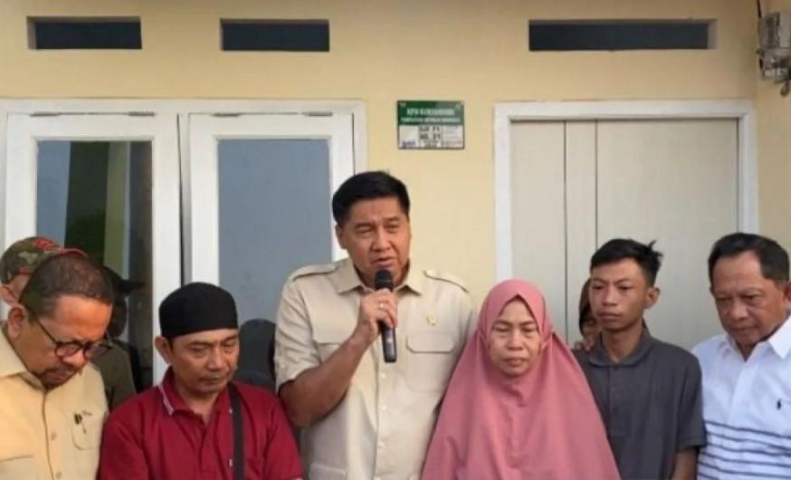 Menteri Maruarar Sirait Serahkan Rumah Subsidi untuk Keluarga Almarhum Affan Kurniawan di Cileungsi