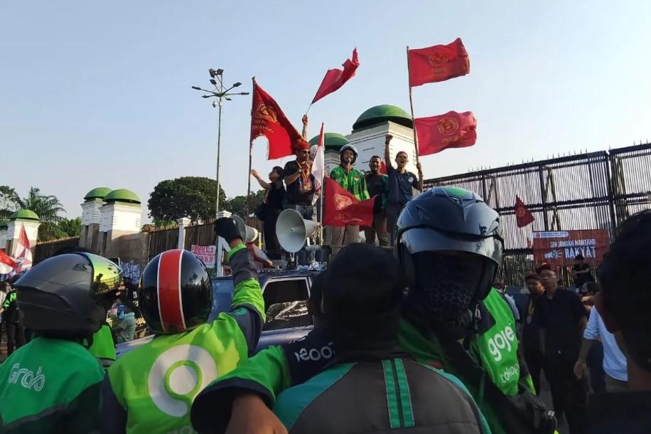 PMKRI Gelar Aksi Damai di DPR RI, Mahasiswa dan Ojek Online Bersatu Suarakan Aspirasi Bangsa