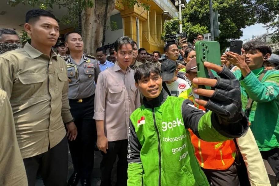Wapres Gibran Sapa Ojol dan Pedagang Kecil di Stasiun Gondangdia, Bagikan Paket Sembako