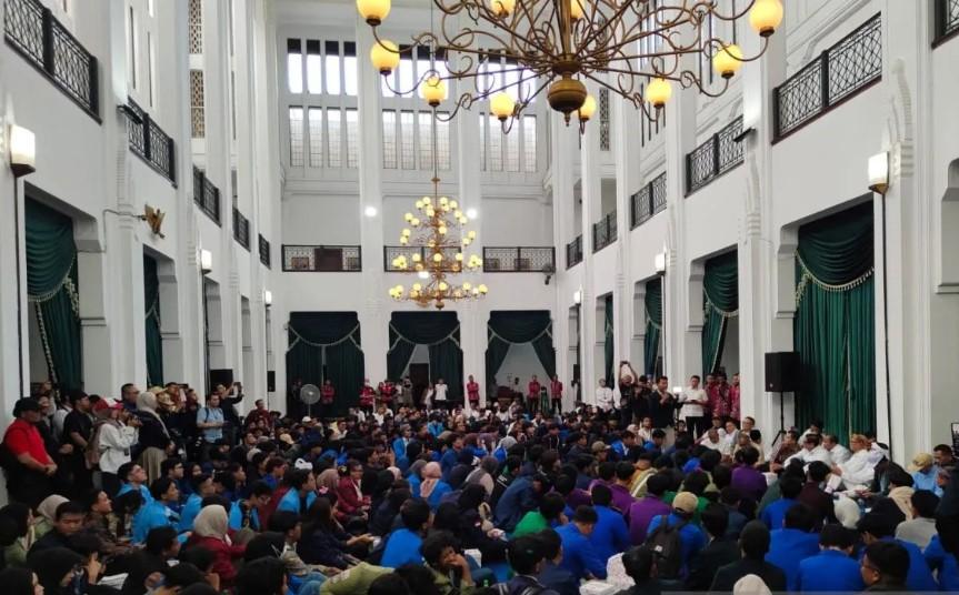 Gubernur Dedi Mulyadi Janji Tindaklanjuti Aspirasi Mahasiswa dalam Dialog Terbuka di Gedung Sate