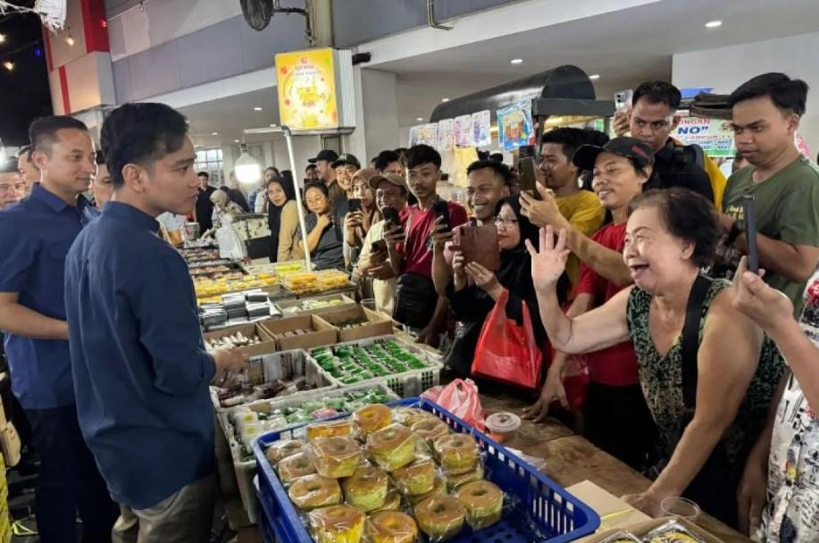Gibran Cek Sentra Kue Subuh Pasar Senen, Pastikan Kondisi Pulih Pascakericuhan