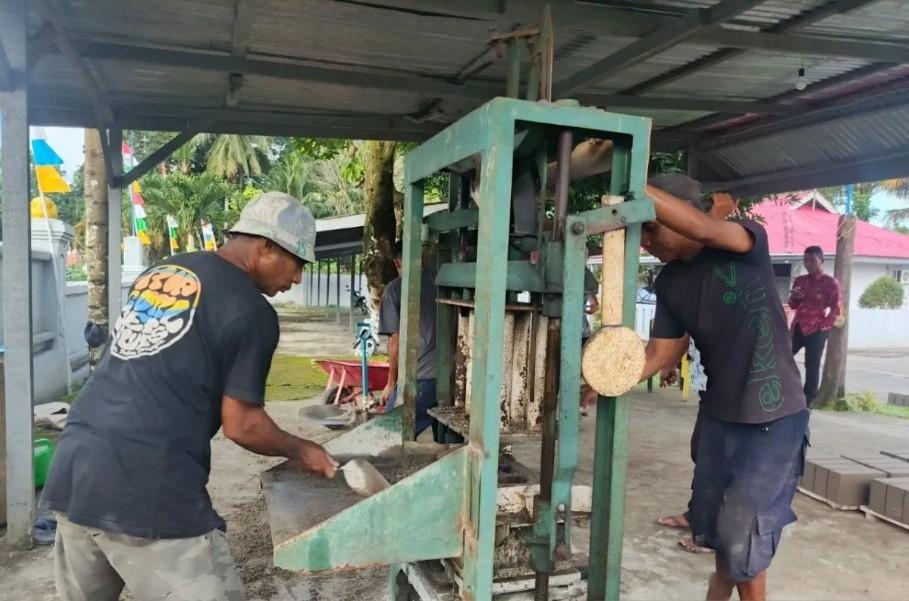 Lapas Ambon Latih Warga Binaan Produksi Batako untuk Kemandirian Ekonomi