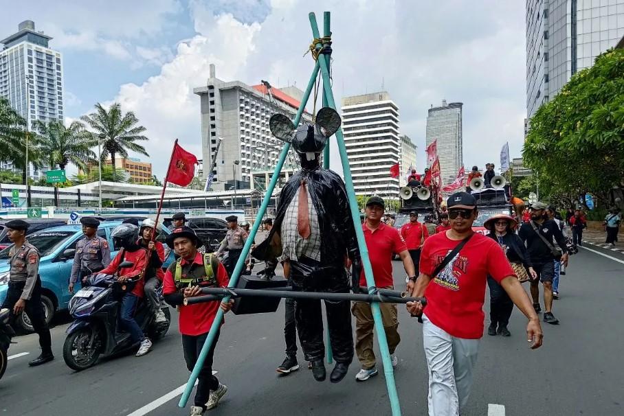 Buruh Gelar Long March dengan Patung Tikus Simbol Korupsi di Jakarta Pusat