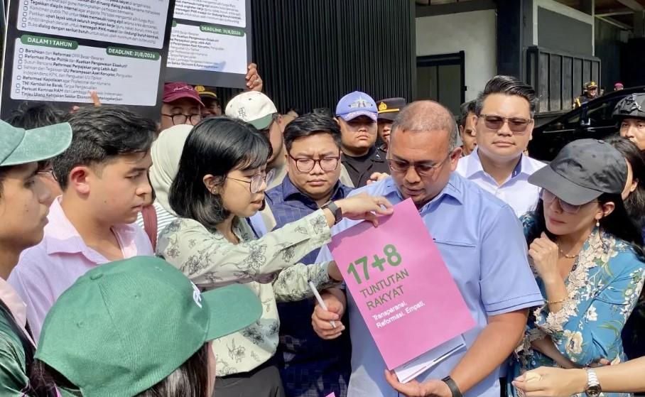 Kolektif 17+8 Serahkan Tuntutan Rakyat ke DPR, Desak Investigasi Independen dan Reformasi Politik