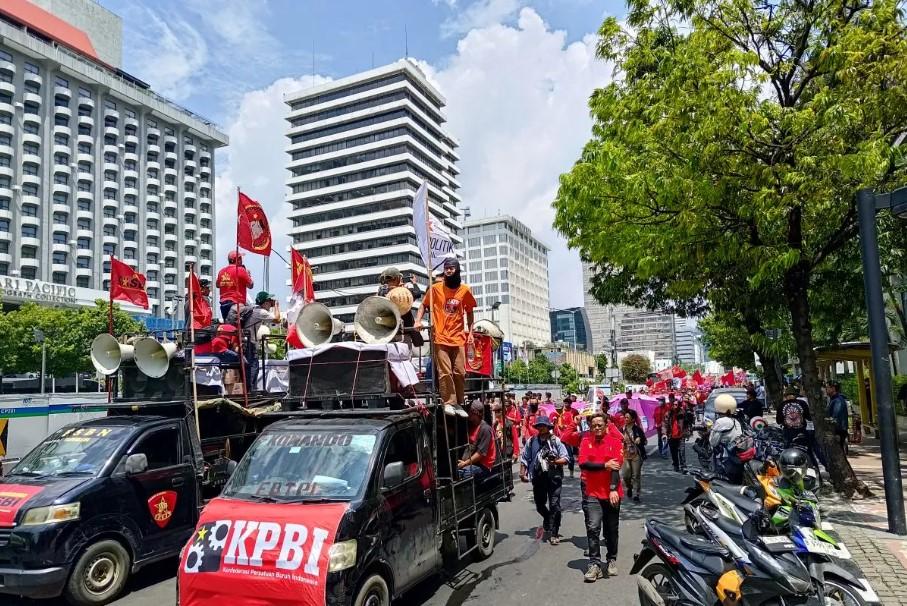 Ribuan Buruh dan Mahasiswa Gelar Long March "Rakyat Menggugat" di Jakarta Pusat