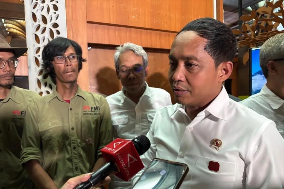 Menhut Raja Juli Antoni Bantah Kenal Azis Wellang dalam Foto Viral Bermain Domino