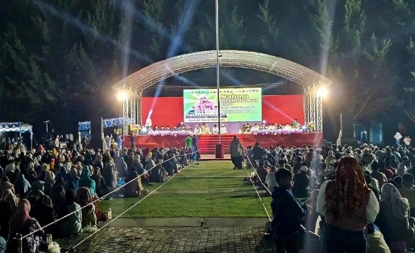 Ribuan Warga Natuna Padati Pantai Piwang untuk Doa dan Salawat Bersama