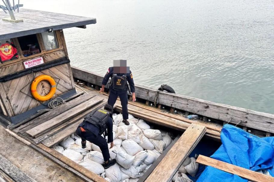 Bea Cukai Batam Gagalkan Penyelundupan 20 Ton Pasir Timah ke Thailand