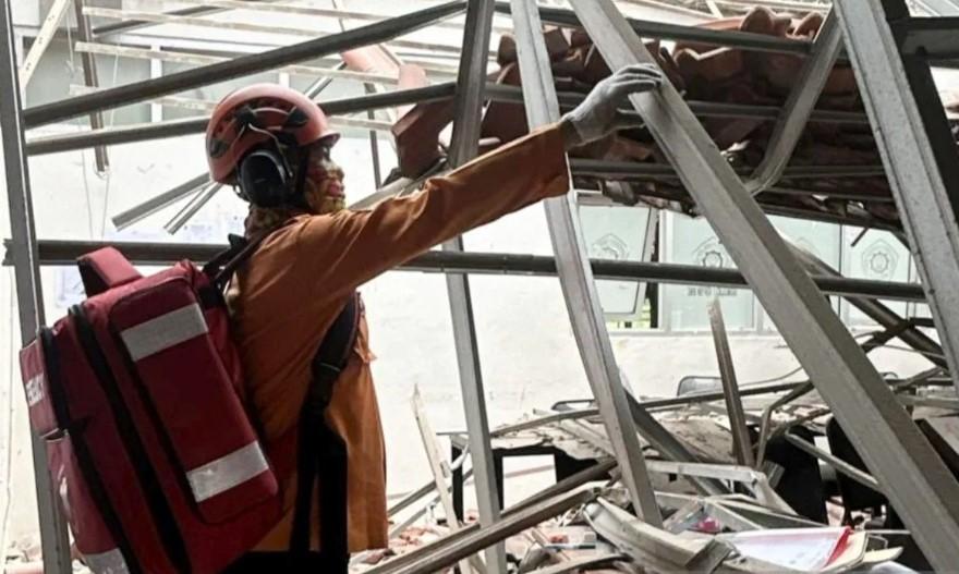 Atap dan Dinding SMKN 1 Cileungsi Ambruk, 31 Siswa dan Guru Terluka