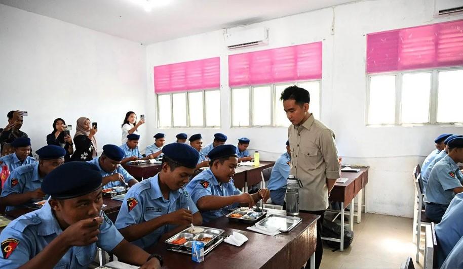 Gibran dan Selvi Tinjau Program Makan Bergizi Gratis di SMK Negeri 1 Batam, Temukan Siswa Enggan Makan Buah