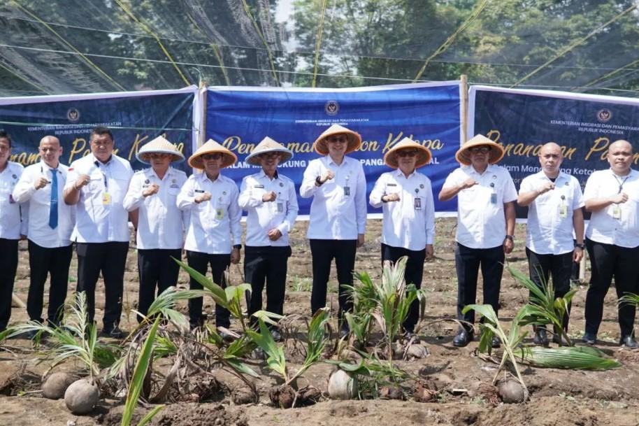 Kanwil Imigrasi Sulut Tanam 200 Bibit Kelapa untuk Dukung Ketahanan Pangan dan Lingkungan