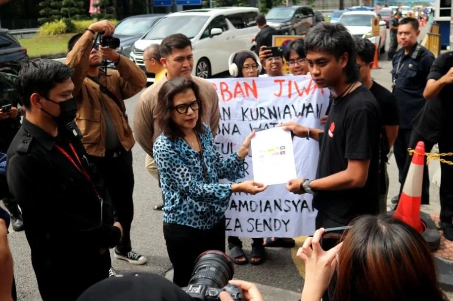 Aktivis Malaysia Serahkan Memorandum Solidaritas ke KBRI Kuala Lumpur Terkait Penangkapan Aktivis di Indonesia