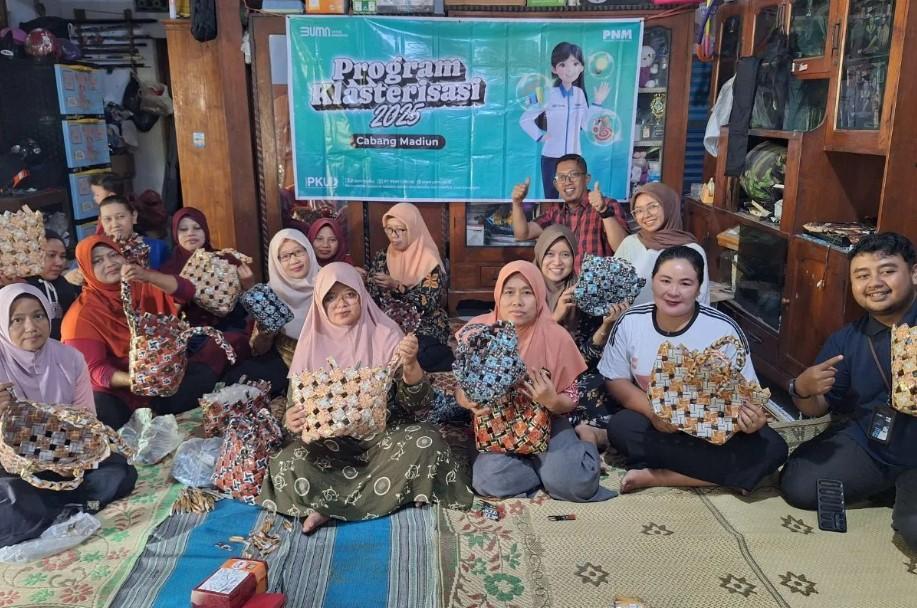 PNM Dorong Pemberdayaan Perempuan Lewat Klaster Usaha dan Daur Ulang Limbah Plastik