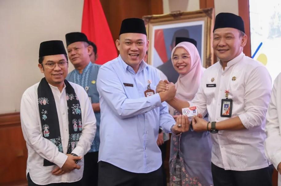 Pemkot Jakarta Utara Bagikan 2.631 Kartu Layanan Gratis Transjakarta untuk Warga