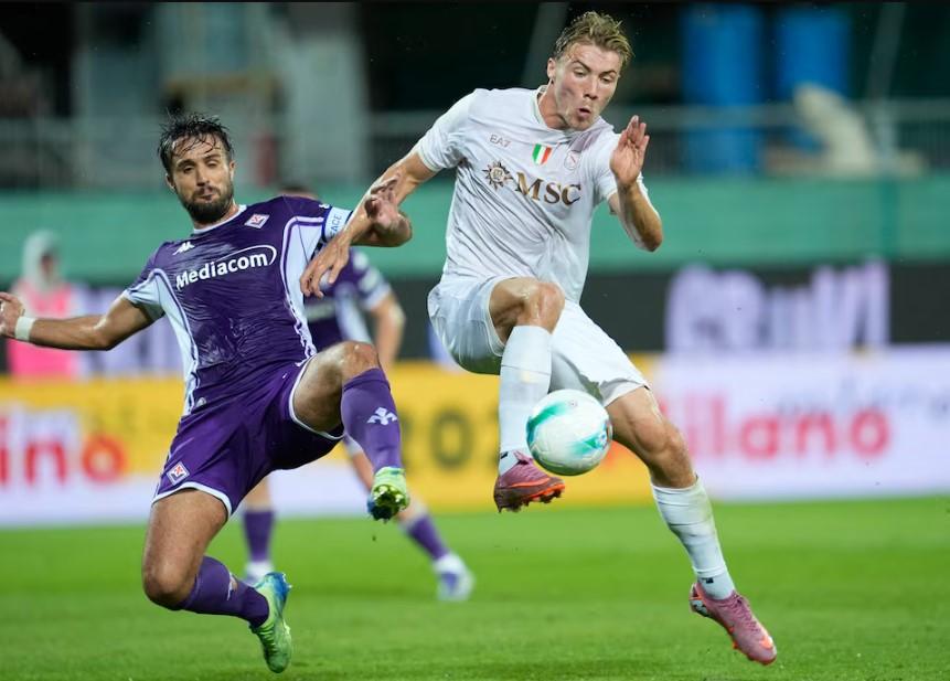 Napoli Tundukkan Fiorentina 3-1, Hojlund Langsung Cetak Gol di Laga Debut
