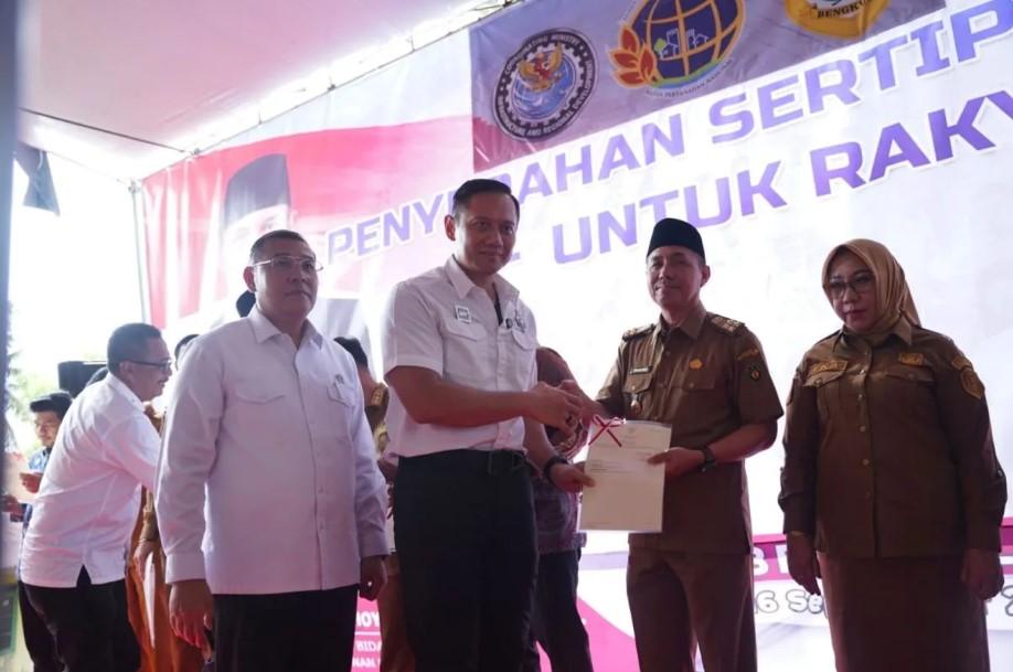 AHY Serahkan 184 Sertifikat Tanah di Bengkulu untuk Cegah Konflik Agraria