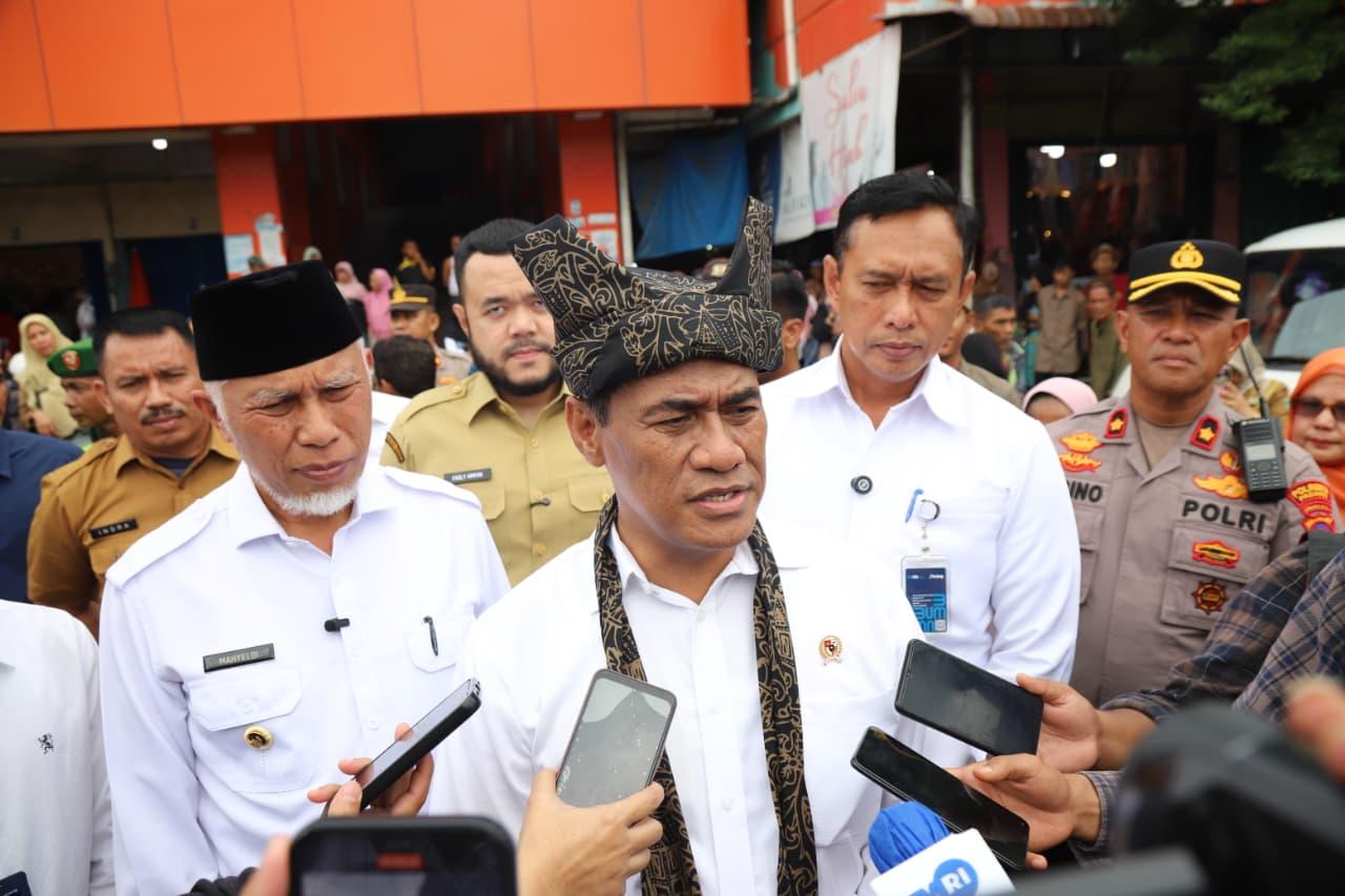 Tinjau Pasar Lubuk Buaya, Mentan Amran Pastikan Pemerintah Masifkan Beras SPHP untuk Jaga Harga