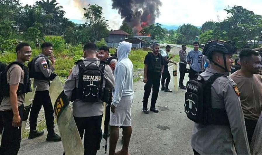 Kerusuhan di Elelim Bermula dari Perselisihan Pelajar, Fasilitas Polisi Turut Dibakar