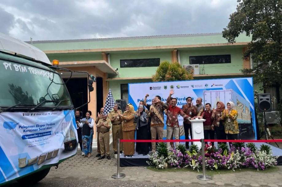 Ekspor Perdana Produk Kerajinan Serat Alam Kebumen Tembus Pasar Amerika Serikat