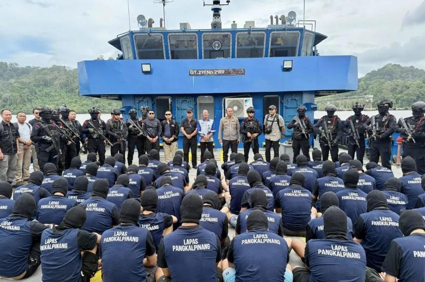 60 Napi Risiko Tinggi dari Pangkalpinang Dipindahkan ke Nusakambangan untuk Pengamanan Ketat