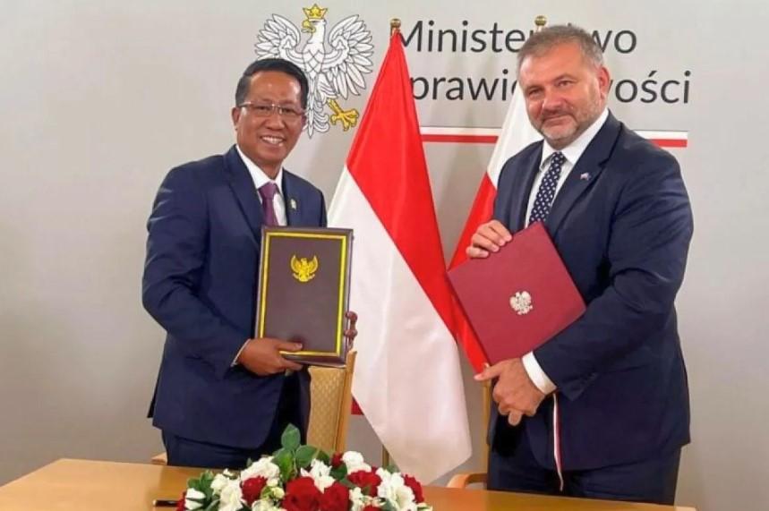 Indonesia dan Polandia Tandatangani Perjanjian Bantuan Hukum Timbal Balik pada Peringatan 70 Tahun Hubungan Diplomatik
