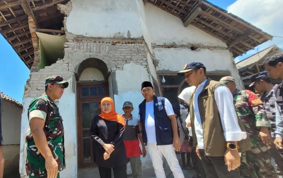 Gubernur Khofifah Tinjau Korban Gempa Situbondo, Instruksikan Pemulihan dan Trauma Healing