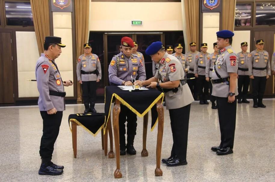 Kapolri Pimpin Sertijab Kabaintelkam dan Dankorbrimob Polri di Mabes Polri
